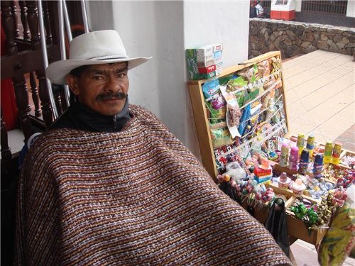 Carlos Emilio Bedoya con su cajón de dulces en el atrio de Rionegro