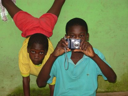 Niños con cámaras fotográficas