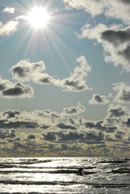 Sol y cielo sobre el Báltico