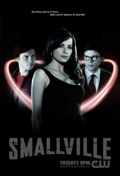 Cartel publicitario de 'Smallville': Luisa Lane (Erica Durance) rodeada por Clark Kent y Superman (Tom Welling)